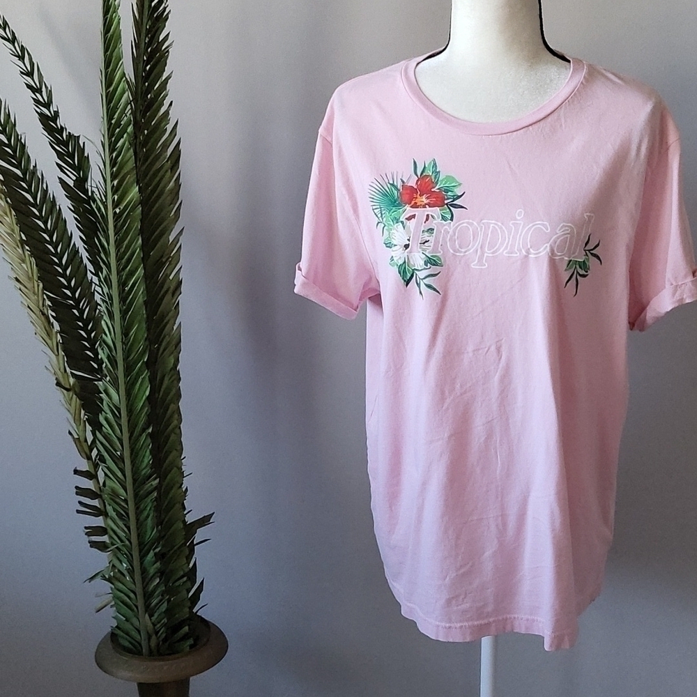 *PRICE DROP*
Divided pink short sleeve "Tropical" graphic print tee